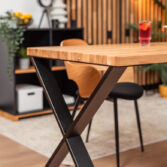 designerski stół z czarną konstrukcją