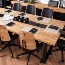 stół do biura z krzesłami obrotowymi