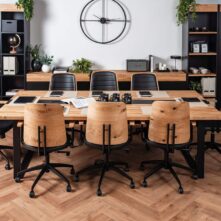 stół konferencyjny z ergonomicznymi krzesłami
