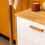 biała komoda z drewnianym blatem