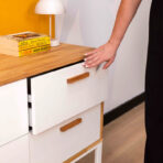 komoda z gładkimi frontami szuflad w stylu skandynawskim