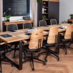 duży stół do spotkań biznesowych