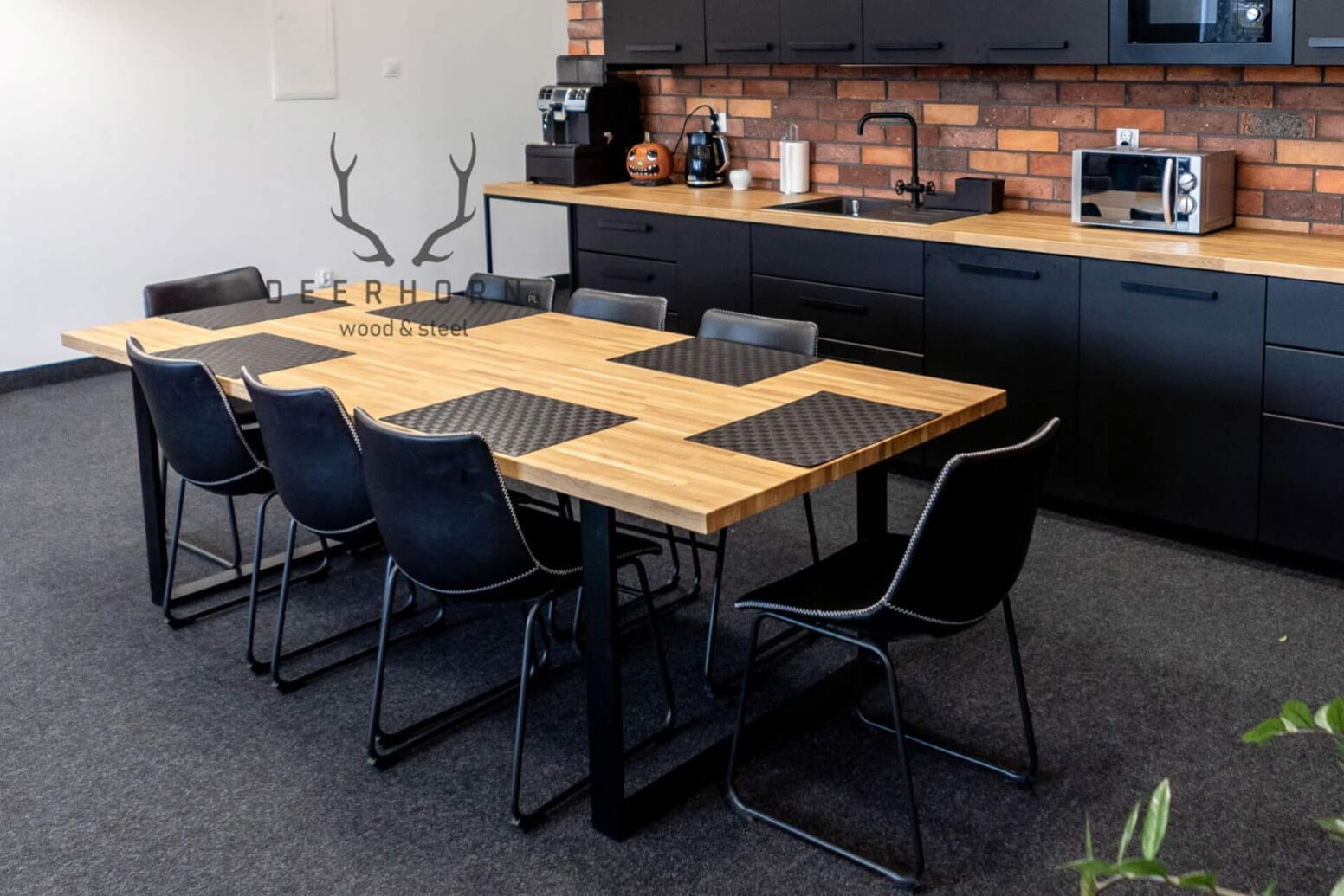 table_with_wood_blt table with wooden top