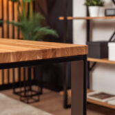 biurko do pracy przy komputerze