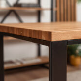 biurko z metalowymi nogami