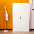 biała szafa dwudrzwiowa