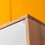 biała szafa z drewnianhymi detalami