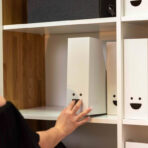 biała szafa z półkami