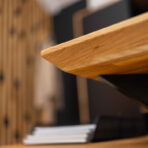 biurko z metalowym stelażem