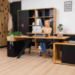 czarno-drewniane meble biurowe