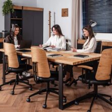 stół konferencyjny do pracy zespołowej