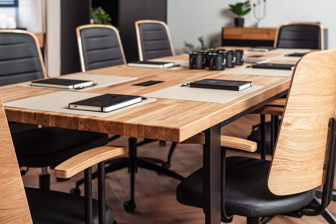 stol-konferencyjny-industrialny-z-grubym-blatem-drewnianym stół konferencyjny industrialny z grubym blatem drewnianym