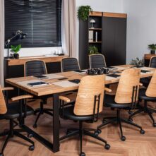 stół konferencyjny loftowy do przestrzeni coworkingowej