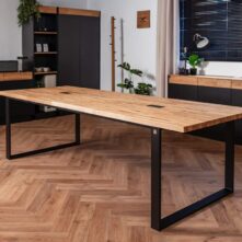 stół konferencyjny z metalowymi nogami