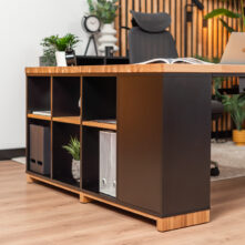 biurko z otwartymi półkami w nodze mebla