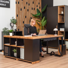 solidne biurko z drewna i metalu