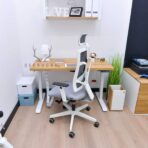electrically adjustable desk