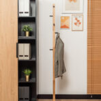 nowoczesny wieszak stojący do biura z drewnianym słupkiem