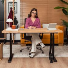 podnoszone biurko dla nastolatki