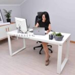 desk in white