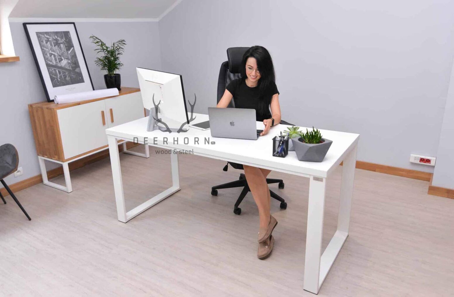 desk_in_white desk in white