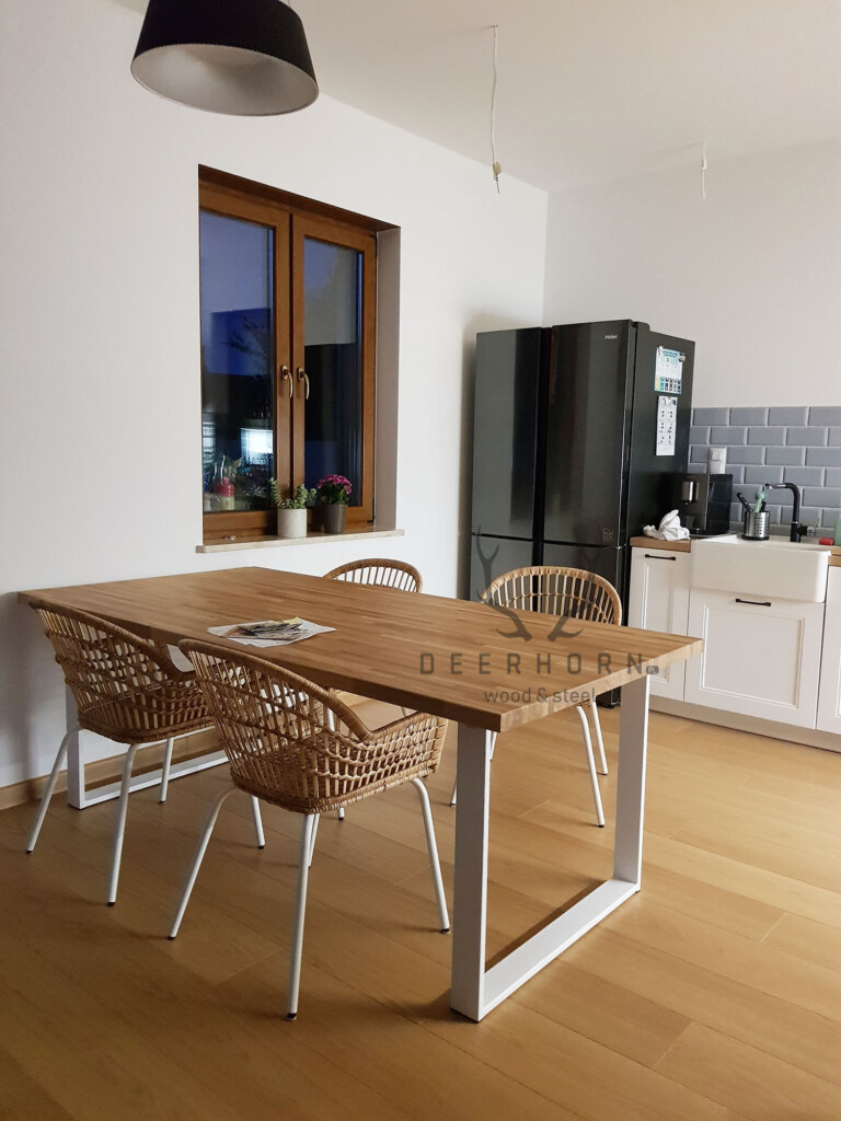 stol na bialych nogach