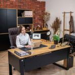 minimalist desk