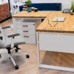 desk_on_white_metal_legs