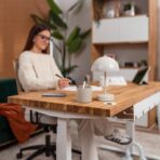 białe biurko elektryczne do nauki języków