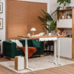 białe biurko szkolne z regulacją wysokości