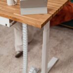 białe biurko z drewnianym akcentem dla dziewczyny