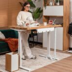 białe biurko z funkcją sit stand