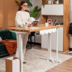 białe regulowane biurko do pokoju młodziezowego