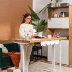 biurko z regulacją wysokości do pokoju dziewczyn