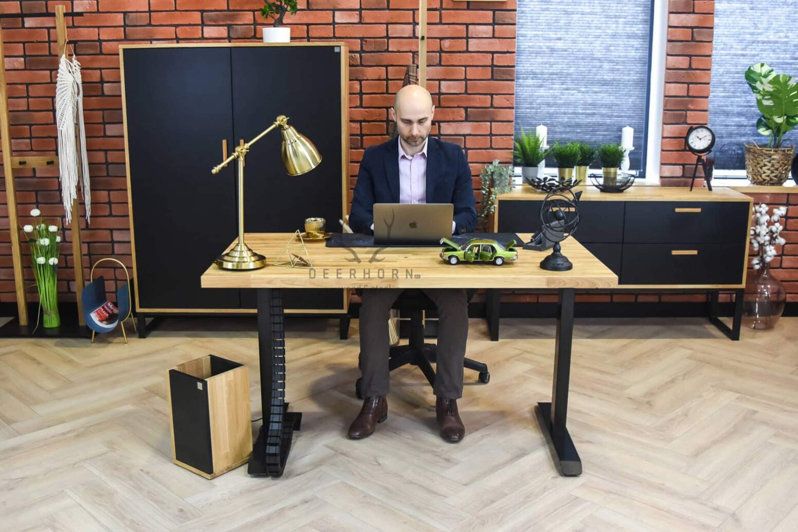 desk_adjustable_eleketric electrically adjustable desk