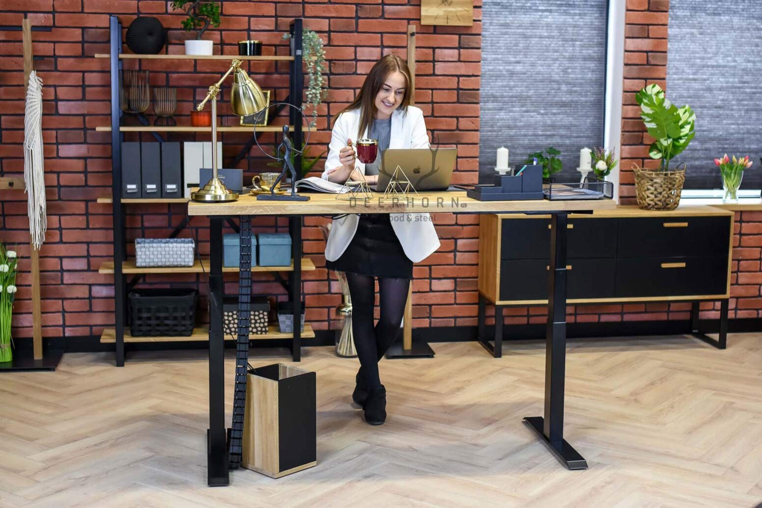 desk_with_height_adjustment height adjustable desk