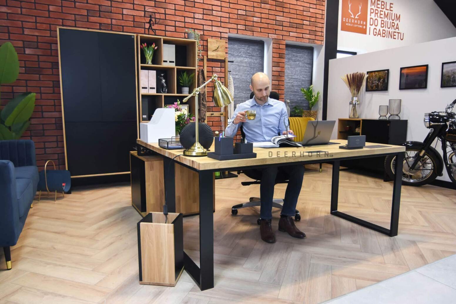 desk_with_an_office desk with extension