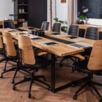 duży stół konferencyjny z czarnymi nogami metalowymi