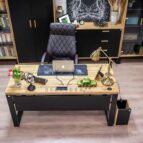 minimalist desk