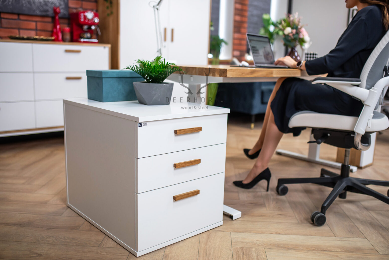 desk-electrically-adjustable-desk-with-container electrically adjustable desk with pedestal