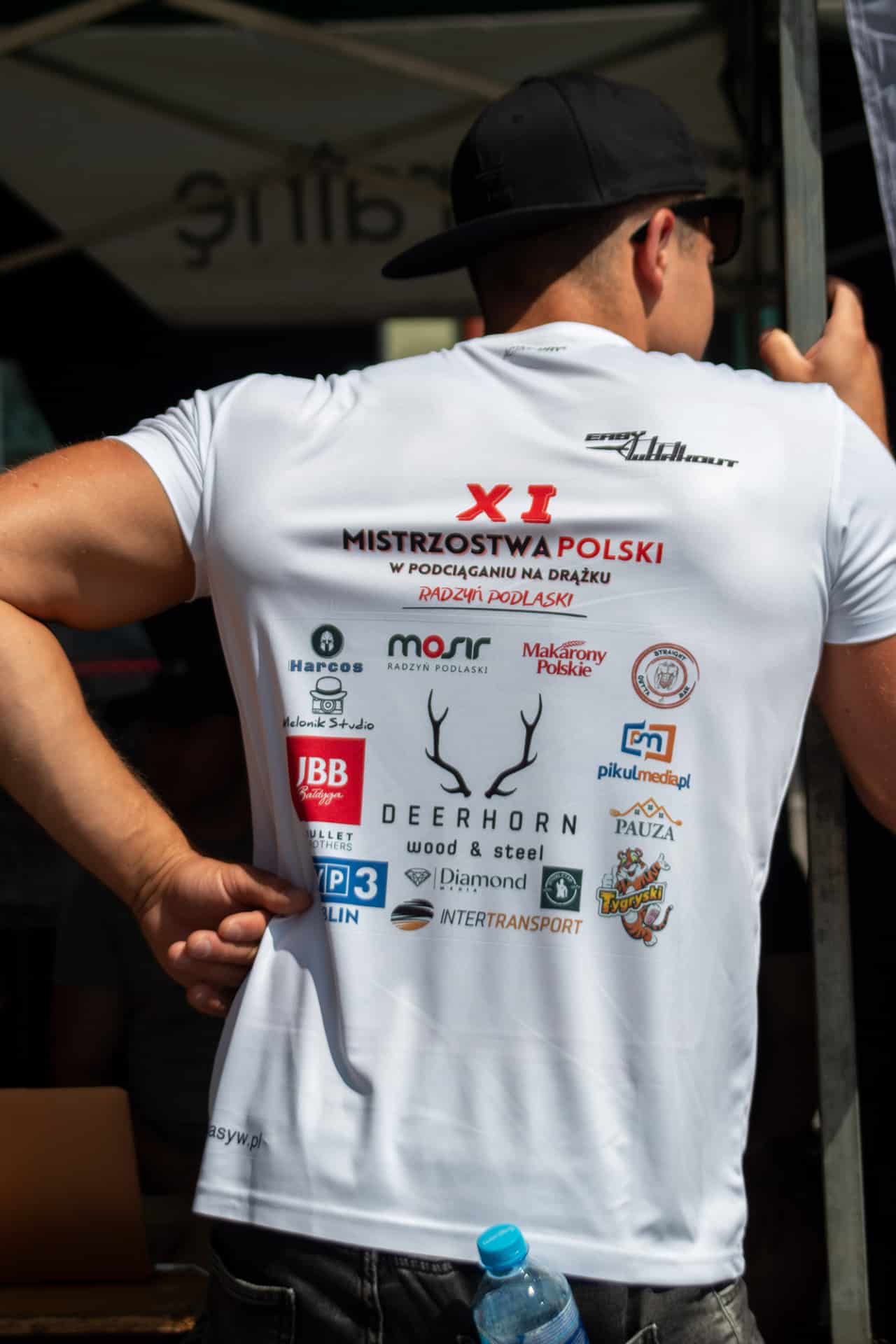 participant in a pull-up competition