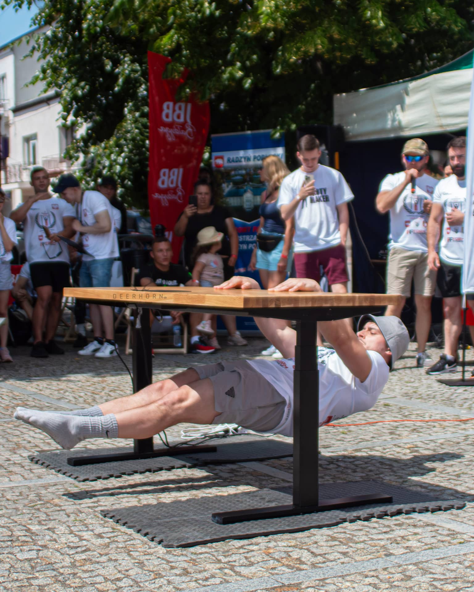 Weightlifting on an adjustable desk from Deeerhorn