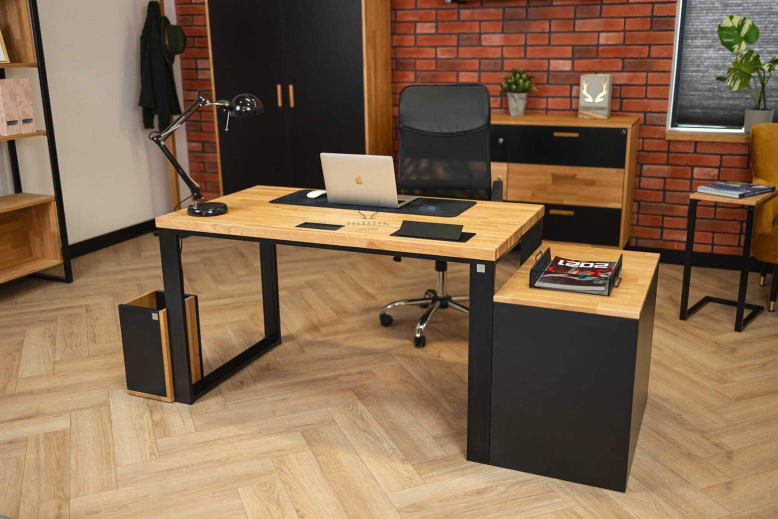 desk-ergonomic-for-children desk standing in the middle of the room