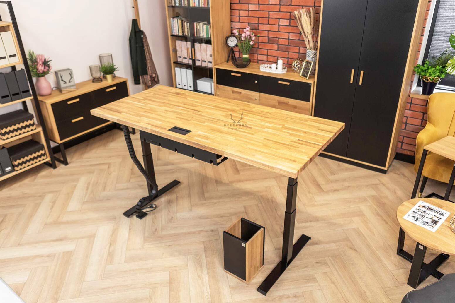 desk-with-height-adjustment Adjustable desk in the middle of the office