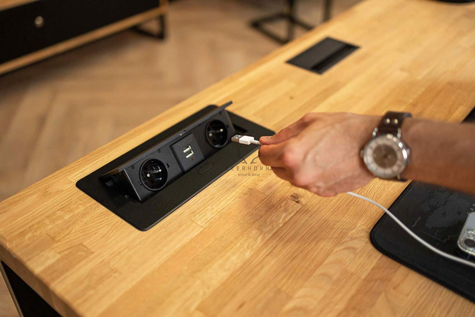 mediaport-usb-to-desk wood top and usb mediaport