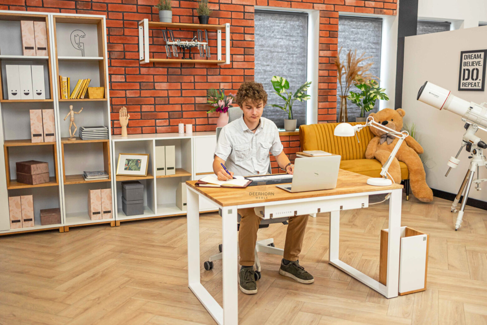 sturdy-desk-for-small-apartment solid oak desk for a small apartment