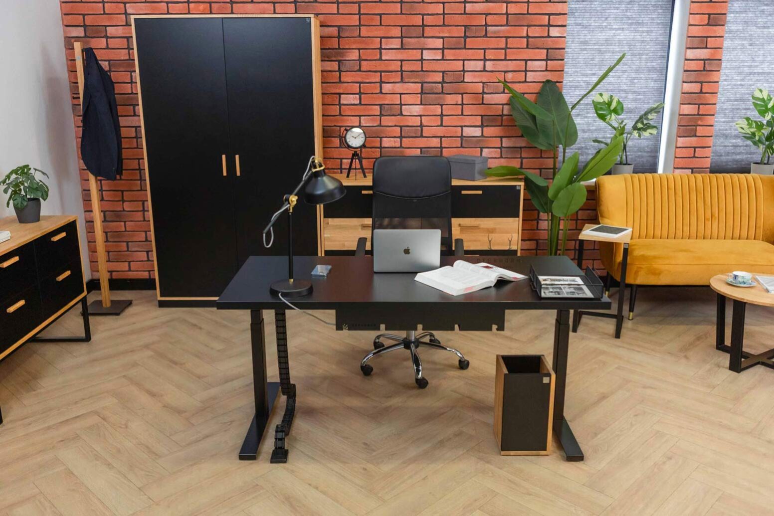 desk-with-height-adjustment-desk adjustable desk standing in the middle of the room