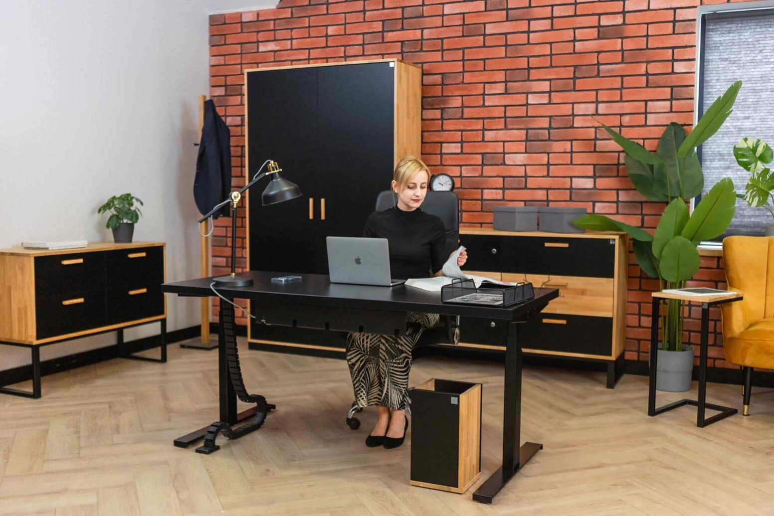 ergonomic-desk-lifting black desk for sitting work