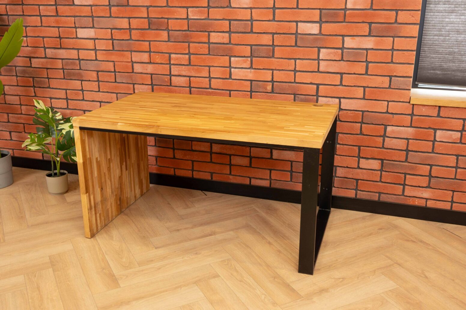 desk-with-wooden-leg oak wood desk on different legs