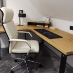 how to set up a desk in a small office - an example of a compact solution